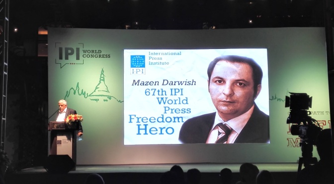 المعهد الدولي للصحافة يكرم الناشط السوري مازن درويش